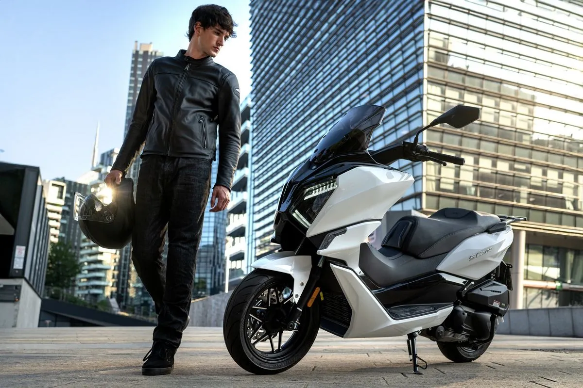 Morbidelli SC300 ▷ Precio, Ficha Técnica y Equipamiento