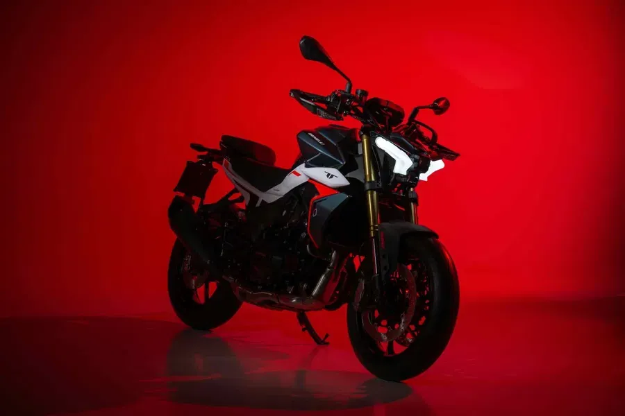 Benelli destapa la moto TNT 550 para el segmento naked y ¡ojo!