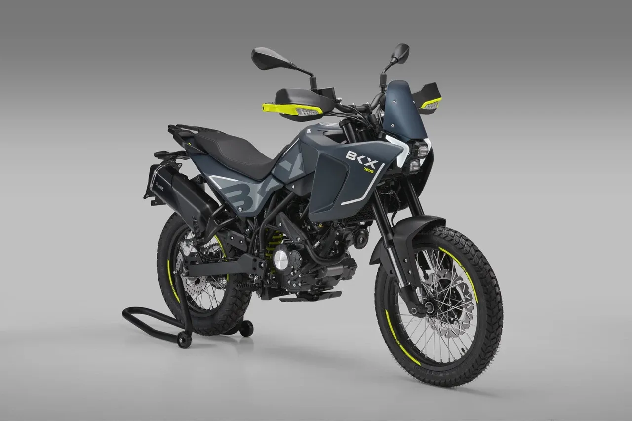 Benelli va en serio con las motos pequeñas y esta BKX lo confirma