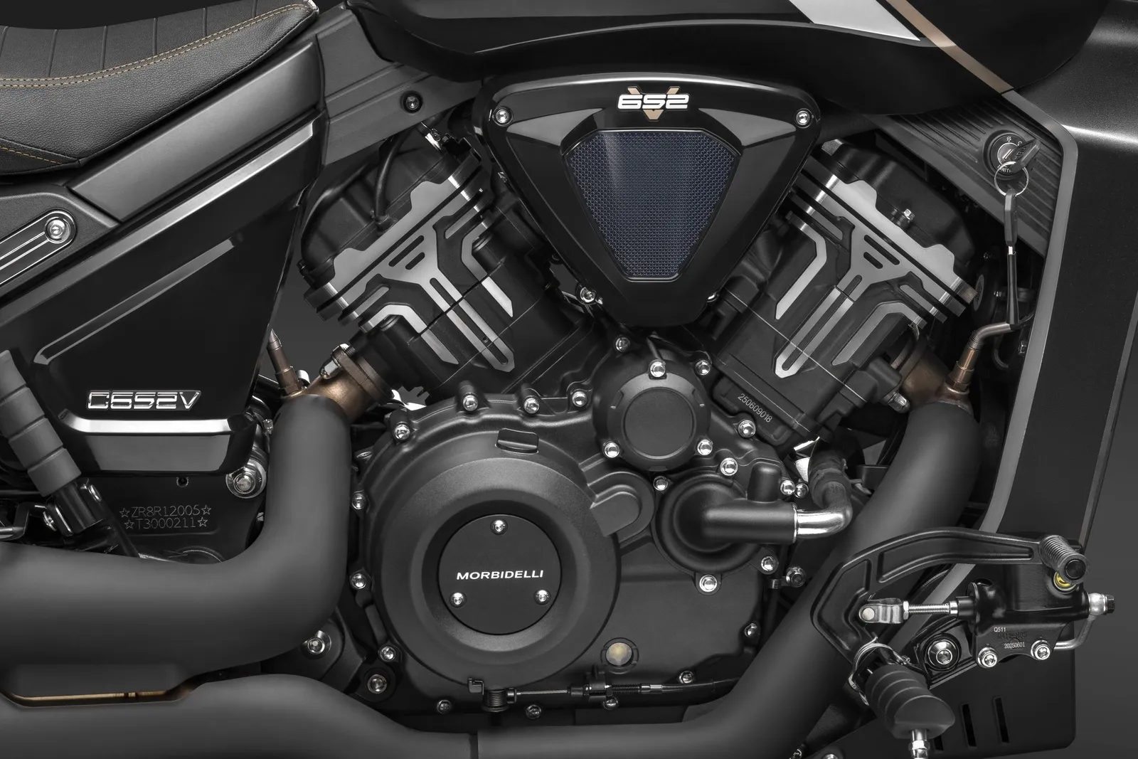 Llega la custom que tiene todo lo que esperas de una moto de este estilo y con motor V2, como mandan los cánones, la Morbidelli C652V