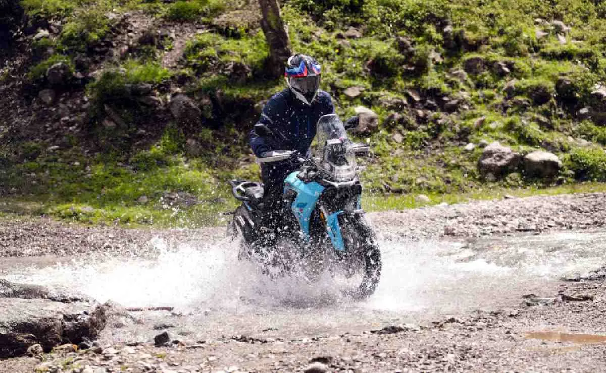 La nueva moto trail Morbidelli ya tiene precio: cómo queda frente a la Royal Enfield Himalayan
