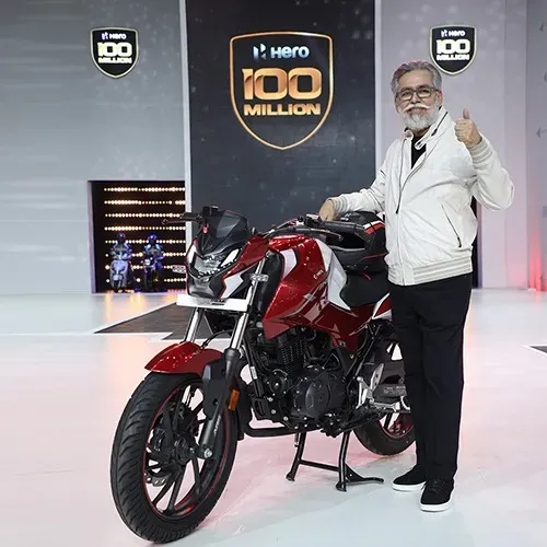 La motocicleta número 100 millones de Hero MotoCorp, la Hunk 160R