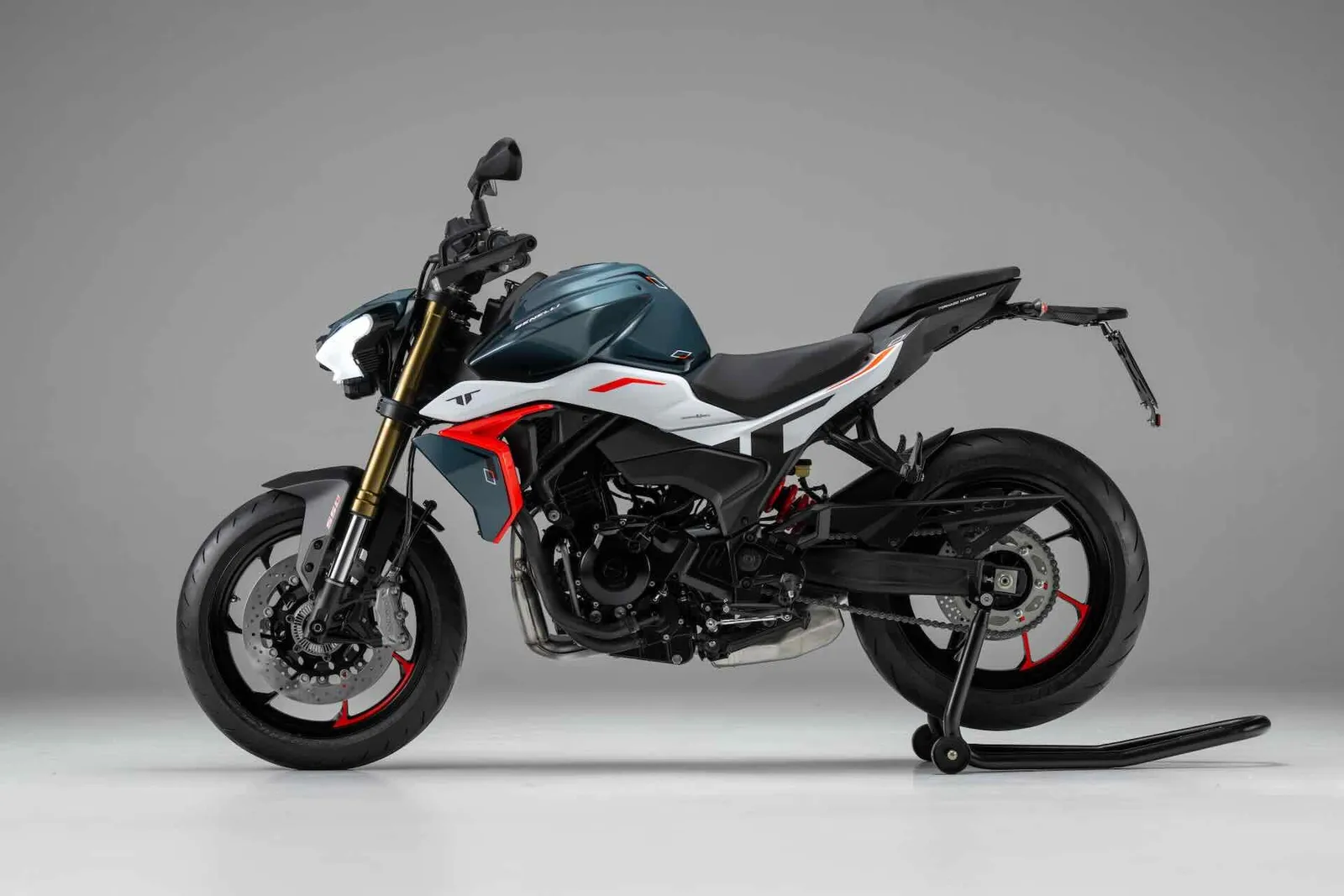 Benelli TNT 550 2026: La deportiva se desnuda y nos trae una futurista naked para el A2