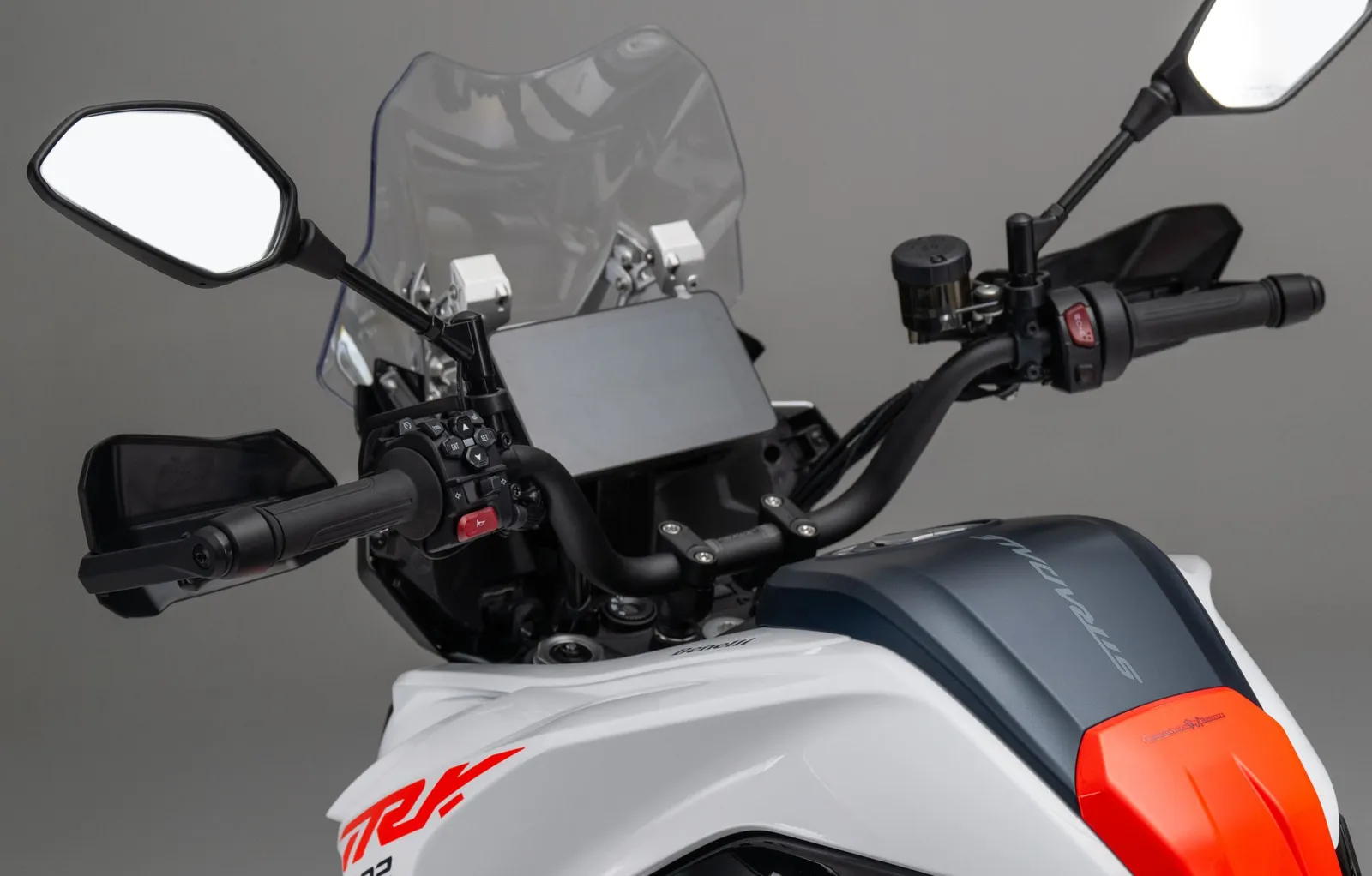 Llega la primera maxitrail bicilíndrica de Benelli a muy buen precio y en dos versiones, la esperada TRK 902 Stradale/Xplorer