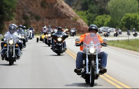 La Ley Casco se tambalea en Puebla ante las protestas de motociclistas y una iniciativa política para borrarla