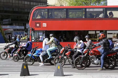Cada vez hay más motos en CDMX. Parece una solución, pero es un problema: provocan más accidentes