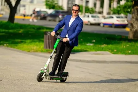 Es oficial: CDMX exigirá examen obligatorio a quienes manejan moto, bici o scooter eléctrico
