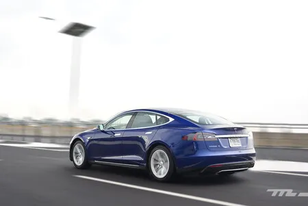 Estudiaron millones de coches con más de 140,000 km para resolver la duda: ¿falla más un auto eléctrico o uno de gasolina?