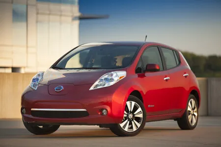 Estudiaron millones de coches con más de 140,000 km para resolver la duda: ¿falla más un auto eléctrico o uno de gasolina?