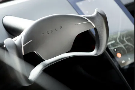 Hay gente que reservó el superdeportivo de Tesla hace 9 años y lo sigue esperando. Su lanzamiento se vuelve a posponer