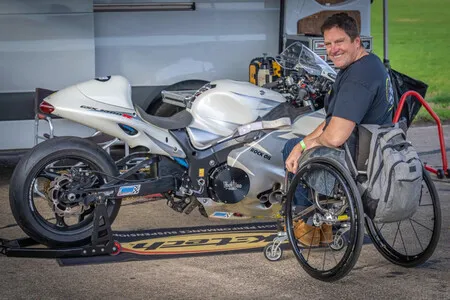 Un piloto parapléjico llega a 322 km/h con una Suzuki Hayabusa. Llevaba 11 años intentándolo