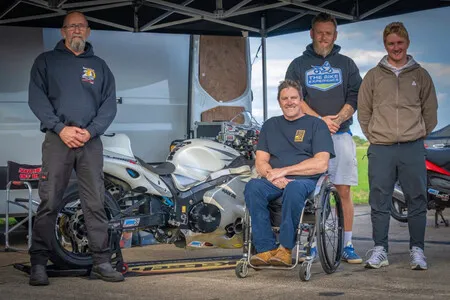 Un piloto parapléjico llega a 322 km/h con una Suzuki Hayabusa. Llevaba 11 años intentándolo