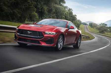 Ford nos escandalizó cuando le puso Mustang a un SUV eléctrico, pero triunfó. Ahora se la juega más: lanzar su muscle-car original en versión híbrida