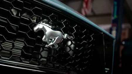 Ford nos escandalizó cuando le puso Mustang a un SUV eléctrico, pero triunfó. Ahora se la juega más: lanzar su muscle-car original en versión híbrida