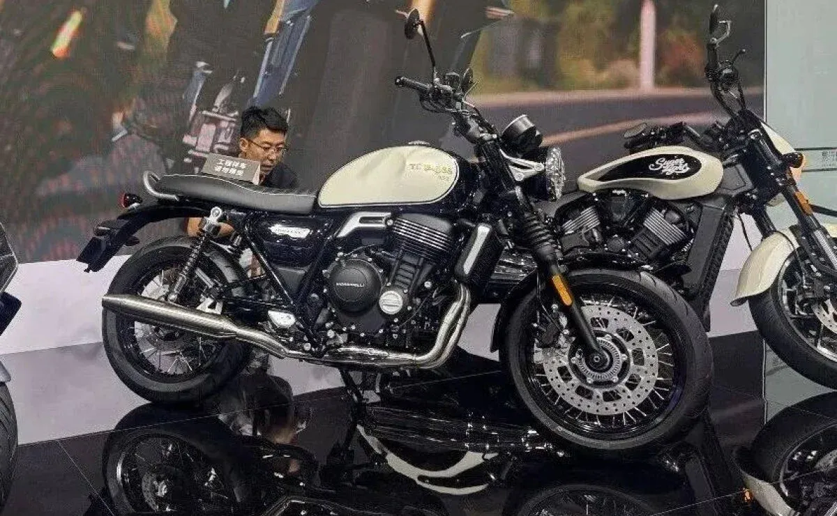 Morbidelli mostró por primera vez su nueva neo-retro de media cilindrada: ¿Nueva rival para las 650 de Royal Enfield?