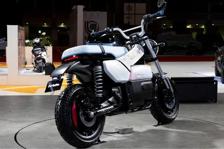 Suzuki revivió una moto mítica de los años 70: un guiño a los más jóvenes y clásicos, y a los que les gusta el anime