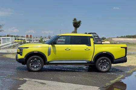 Conocimos al primer Nissan chino en México: la Frontier Pro es una pick-up híbrida enchufable con 135 km en modo eléctrico