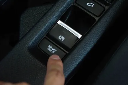 Esto sucede si activas el freno de estacionamiento eléctrico con el auto en movimiento: sólo debe hacerse ante una situación en específico