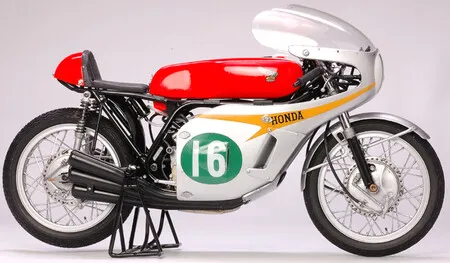 Honda creó una moto que hace tanto ruido a 18,000 rpm que hace que la gente se tape los oídos